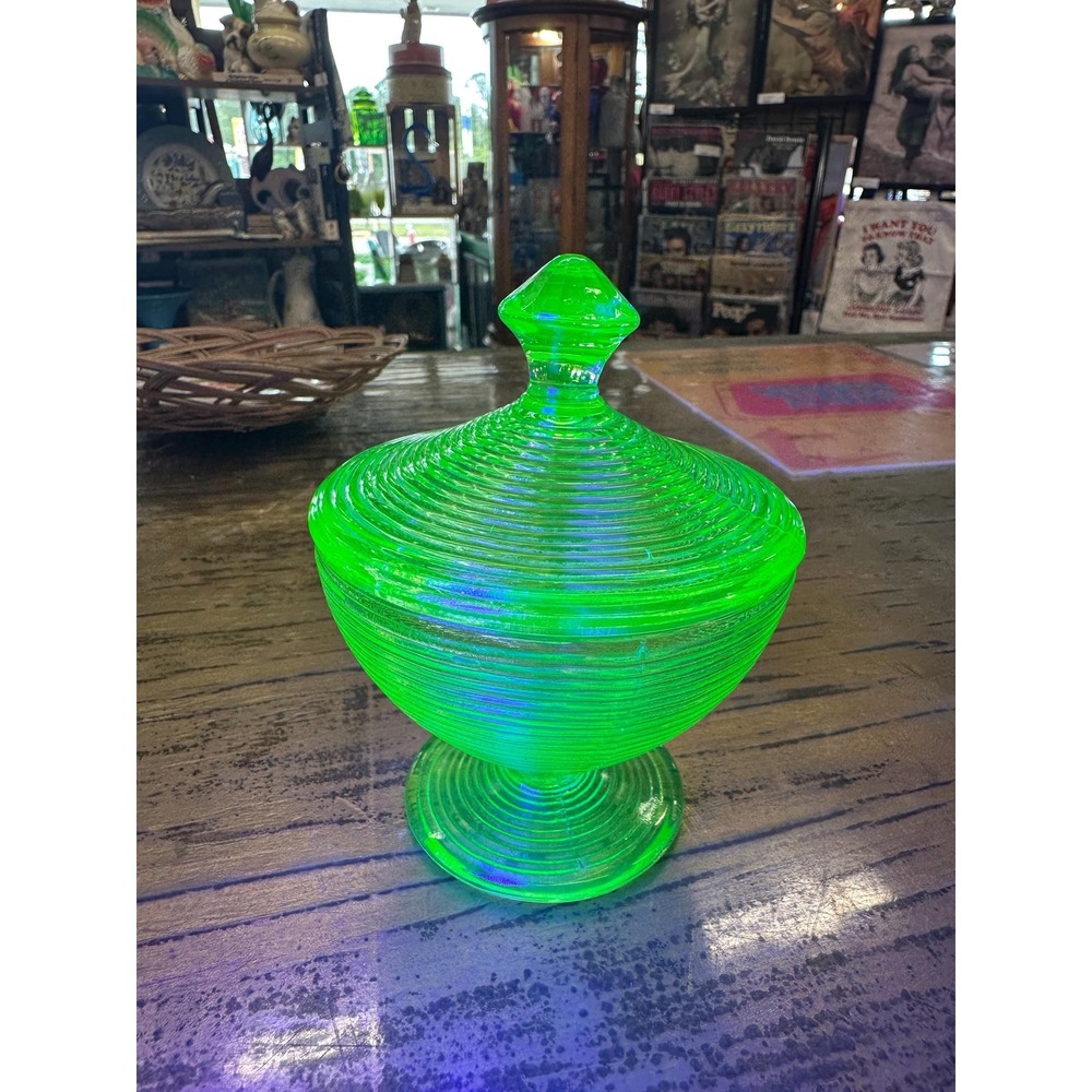Vintage Uranium Indiana Glass Threaded Old English Covered Candy Dish